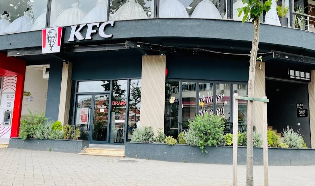 Astir buze rruges kryesore jepet me qera ambient komercial