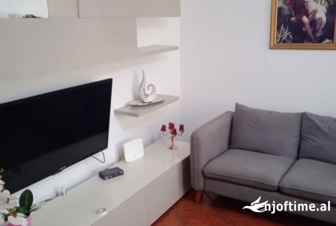 Shtepi me qera Apartament ne Tirane, 3+1, Mobilimi E mobiluar, Pagesa 450  Euro.