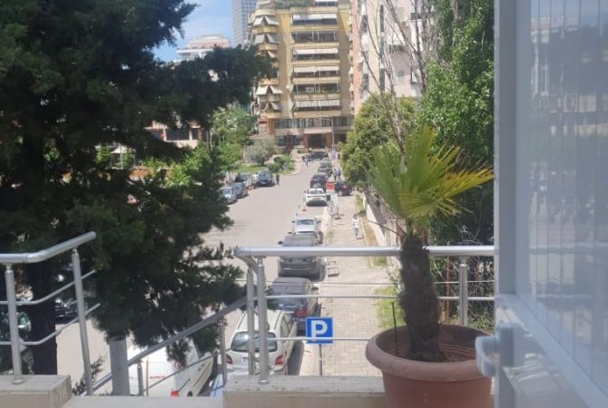 Mansarda(ultimo piano del tetto) in affitto a Tirana Garsoniere, Arredato