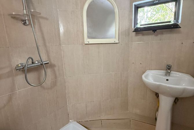 Mansarda(ultimo piano del tetto) in affitto a Tirana Garsoniere, Arredato