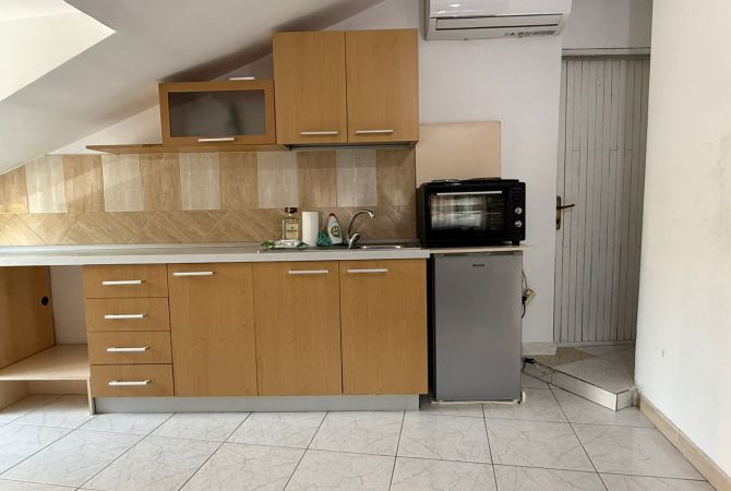 Mansarda(ultimo piano del tetto) in affitto a Tirana Garsoniere, Arredato