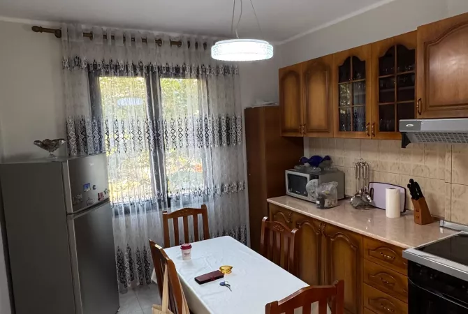 Shtepi me qera Apartament ne Tirane, 2+1, Mobilimi E mobiluar, Pagesa 500  Euro.