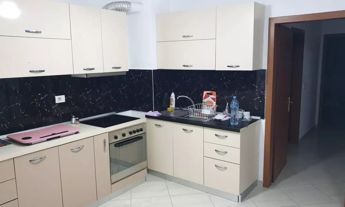 Shtepi me qera Apartament ne Tirane, 2+1, Mobilimi E mobiluar, Pagesa 45,000  Leke.