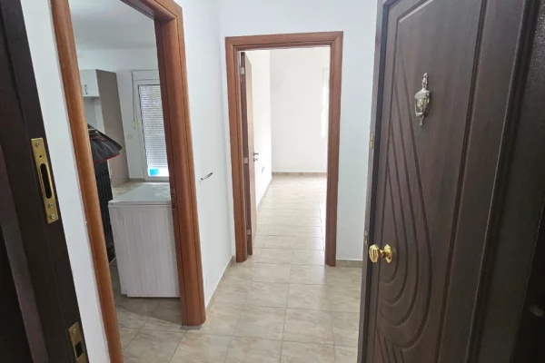 Shtepi me qera Apartament ne Tirane, 1+1, Mobilimi Pjeserisht e mobiluar, Pagesa 30,000  Leke.