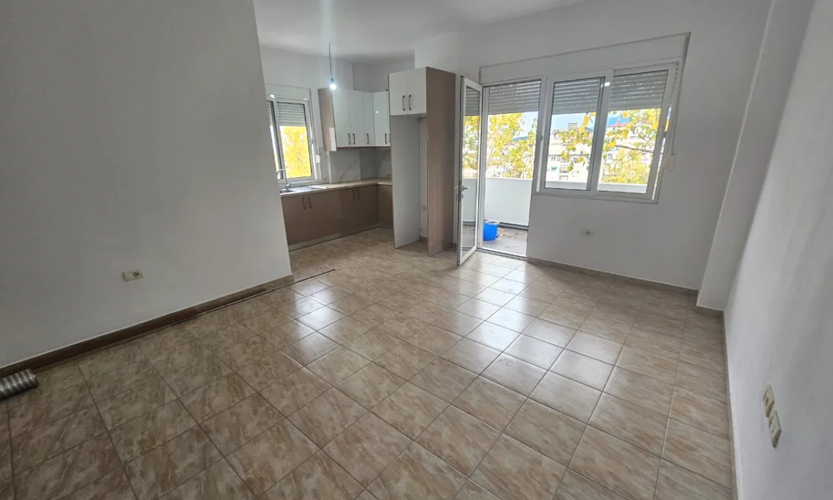 Shtepi me qera Apartament ne Tirane, 1+1, Mobilimi Pjeserisht e mobiluar, Pagesa 30,000  Leke.