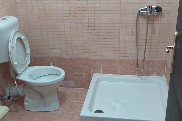 Shtepi me qera Apartament ne Tirane, 2+1, Mobilimi E mobiluar, Pagesa 45,000  Leke.