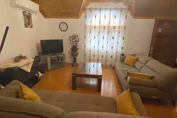 Attico(ultimo piano panoramico) in affitto a Tirana 1+1, Arredato