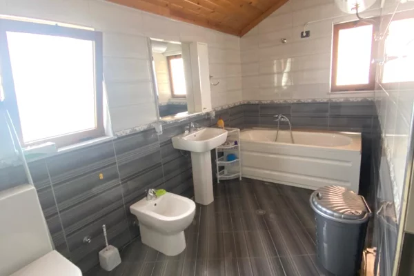 Attico(ultimo piano panoramico) in affitto a Tirana 1+1, Arredato