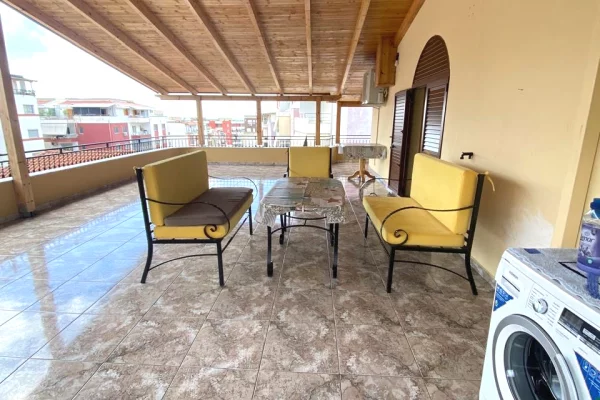 Attico(ultimo piano panoramico) in affitto a Tirana 1+1, Arredato