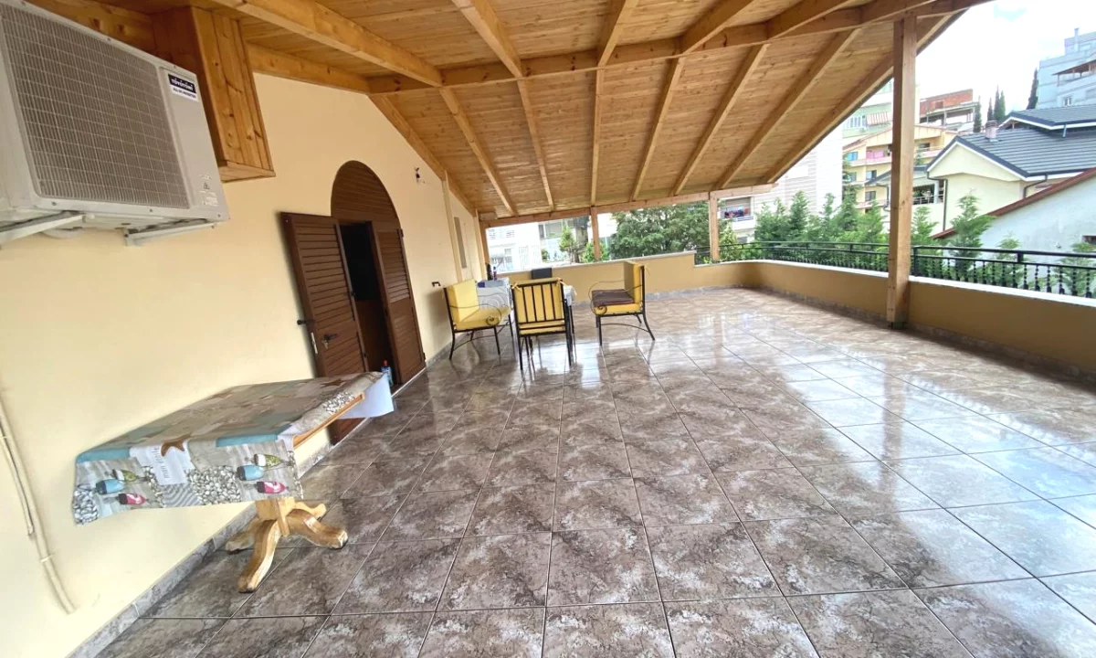 Attico(ultimo piano panoramico) in affitto a Tirana 1+1, Arredato