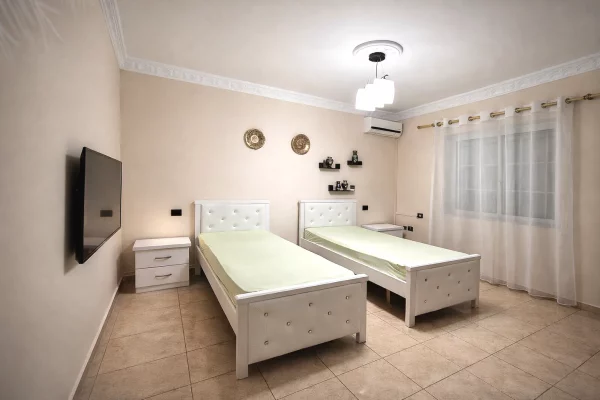 Shtepi me qera Apartament ne Tirane, 2+1, Mobilimi E mobiluar, Pagesa 650  Euro.