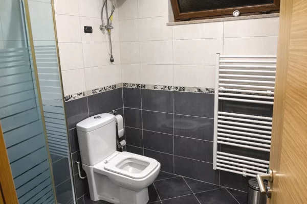 Shtepi me qera Shtepi Private ne Tirane, 1+1, Mobilimi E mobiluar, Pagesa 35,000  Leke.