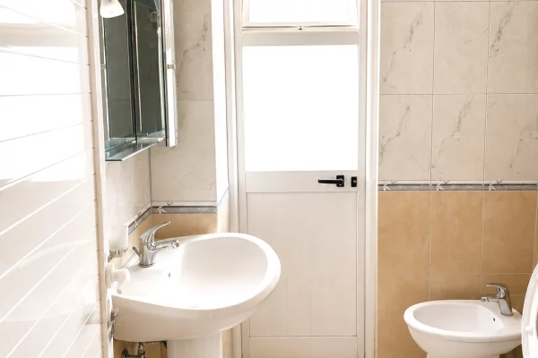 Shtepi me qera Apartament ne Tirane, 2+1, Mobilimi E mobiluar, Pagesa 50,000  Leke.