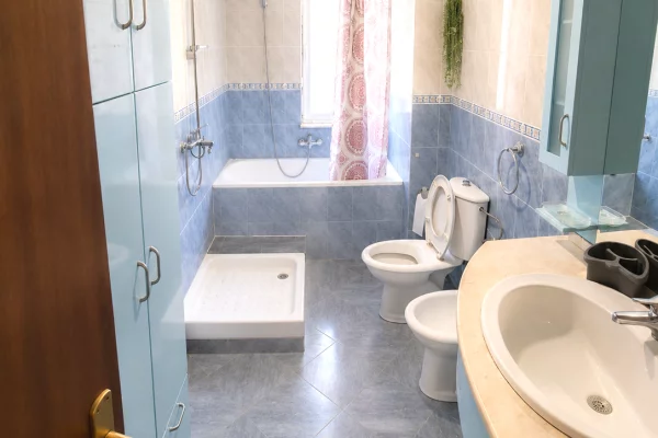 Shtepi me qera Apartament ne Tirane, 2+1, Mobilimi E mobiluar, Pagesa 85,000  Leke.