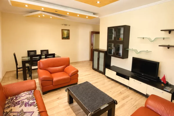 Shtepi me qera 2+1 ne Tirane - 85,000 Leke