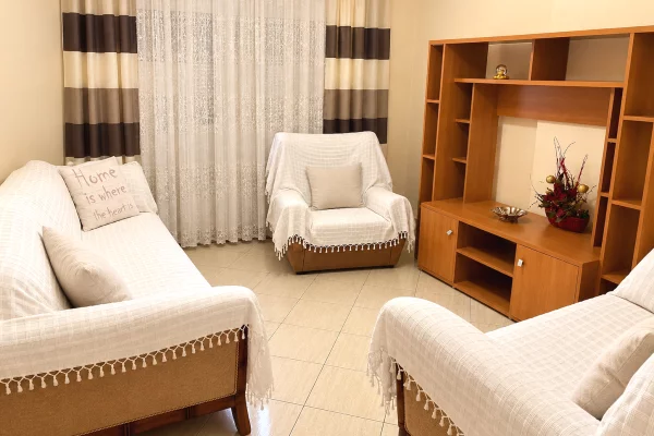 Shtepi me qera Apartament ne Tirane, 2+1, Mobilimi E mobiluar, Pagesa 650  Euro.