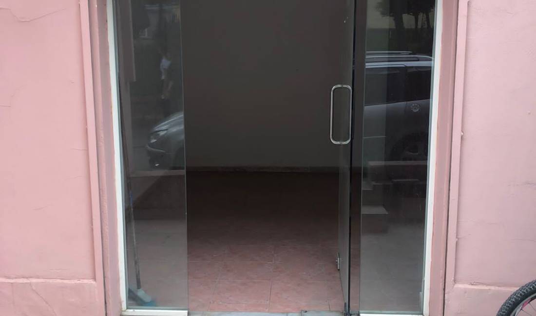 Buze rruge kryesore jepet me qera ambient komercial