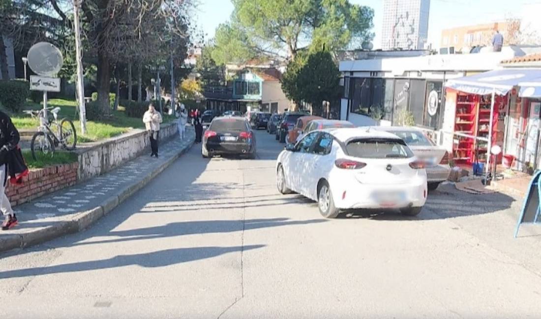 Jepet me qera ambient buze rruge Qyteti Studenti