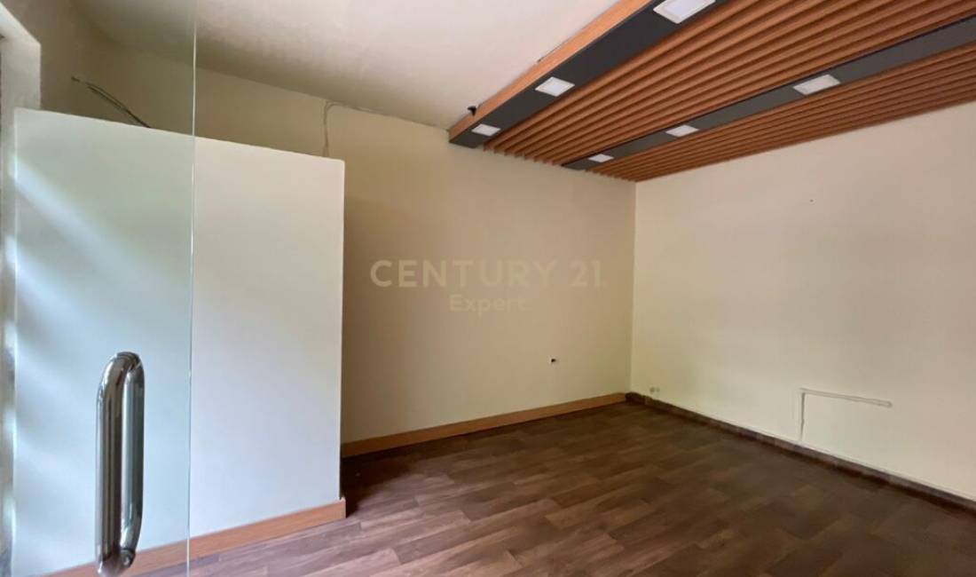 Buze rruges kryesore ne Ali Demi jepet me qera ambient komercial