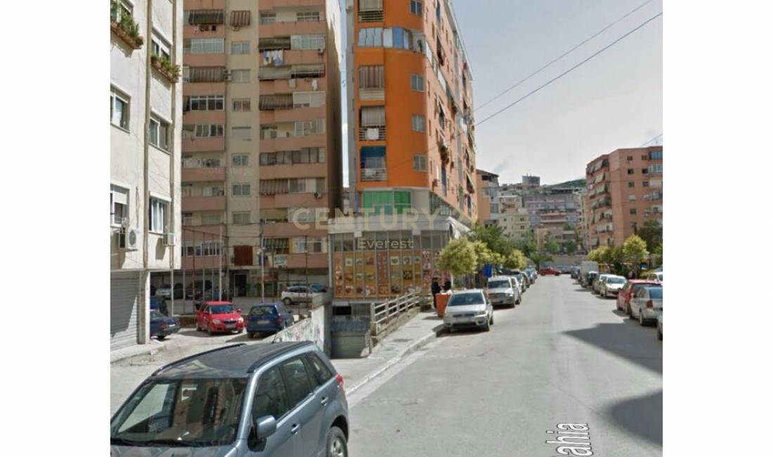 Buze rruge shitet ambient komercial Komuna Parisit 