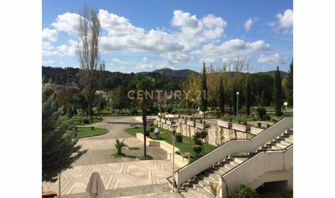 AMBIENT KOMERCIAL BUZE RRUGE ME QIRA TEK QYTETI STUDENTI, TIRANE