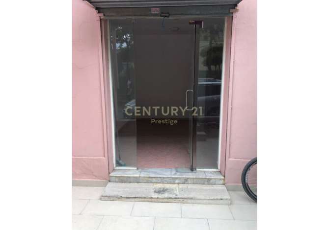 AMBIENT KOMERCIAL BUZE RRUGE ME QIRA TEK QYTETI STUDENTI, TIRANE