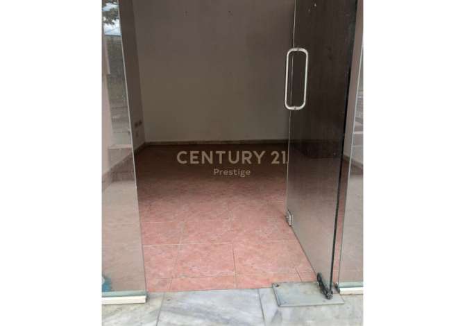 AMBIENT KOMERCIAL BUZE RRUGE ME QIRA TEK QYTETI STUDENTI, TIRANE