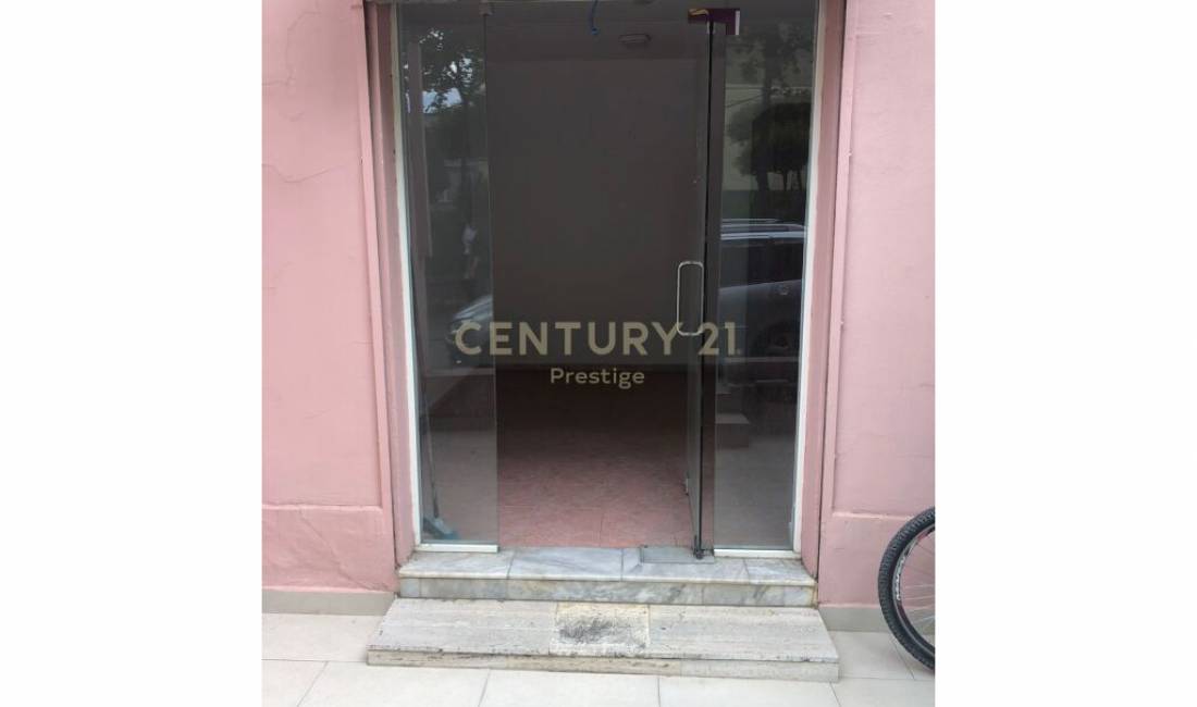 AMBIENT KOMERCIAL BUZE RRUGE ME QIRA TEK QYTETI STUDENTI, TIRANE