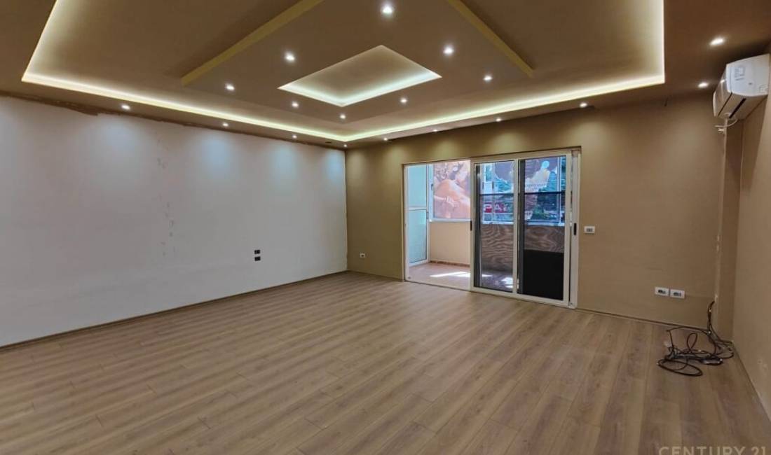 Apartament per zyra 4+1 tek Komuna e Parisit, 900Euro Neto | 124 m2