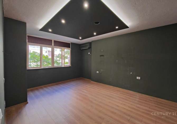 Apartament per zyra 4+1 tek Komuna e Parisit, 900Euro Neto | 124 m2