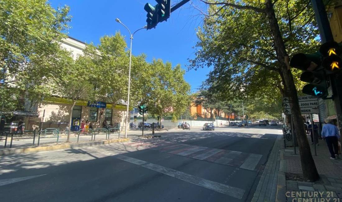 Shitet ambient buze rruge ne Rrugen Asim Vokshi!