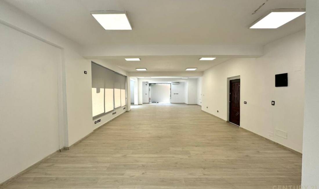 Jepet me qira ambient komercial prane rrethit tek Zogu i Zi!