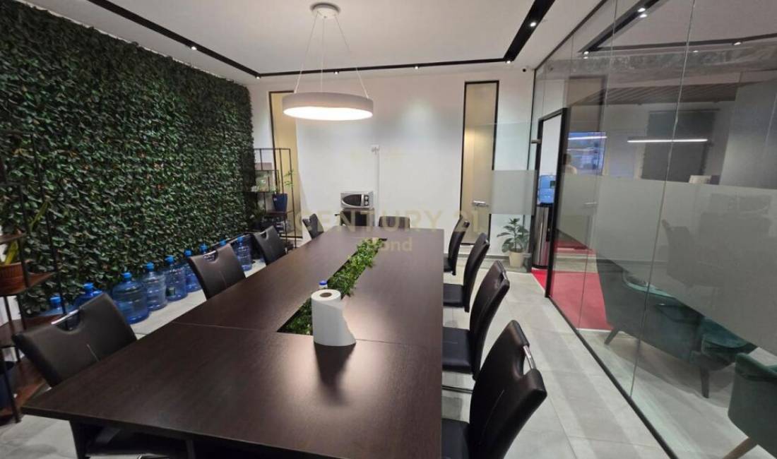 Jepet me Qera Ambient Zyrash + 4 Poste Parkimi tek ish Fusha Aviacionit