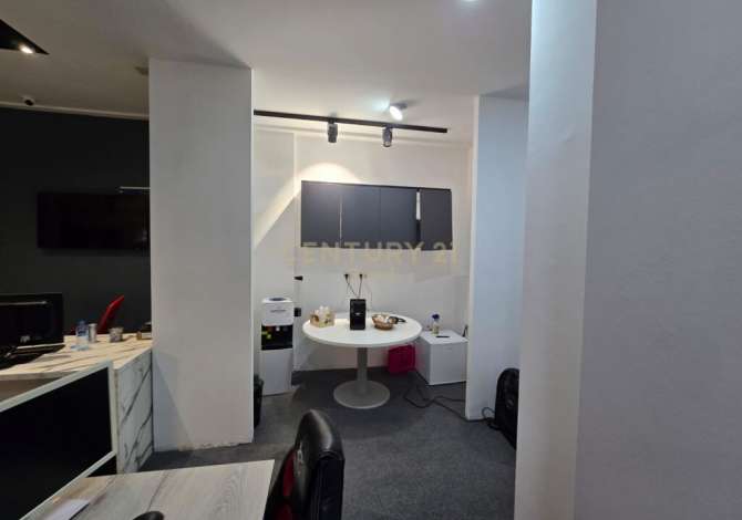 Jepet me Qera Ambient Zyrash + 4 Poste Parkimi tek ish Fusha Aviacionit