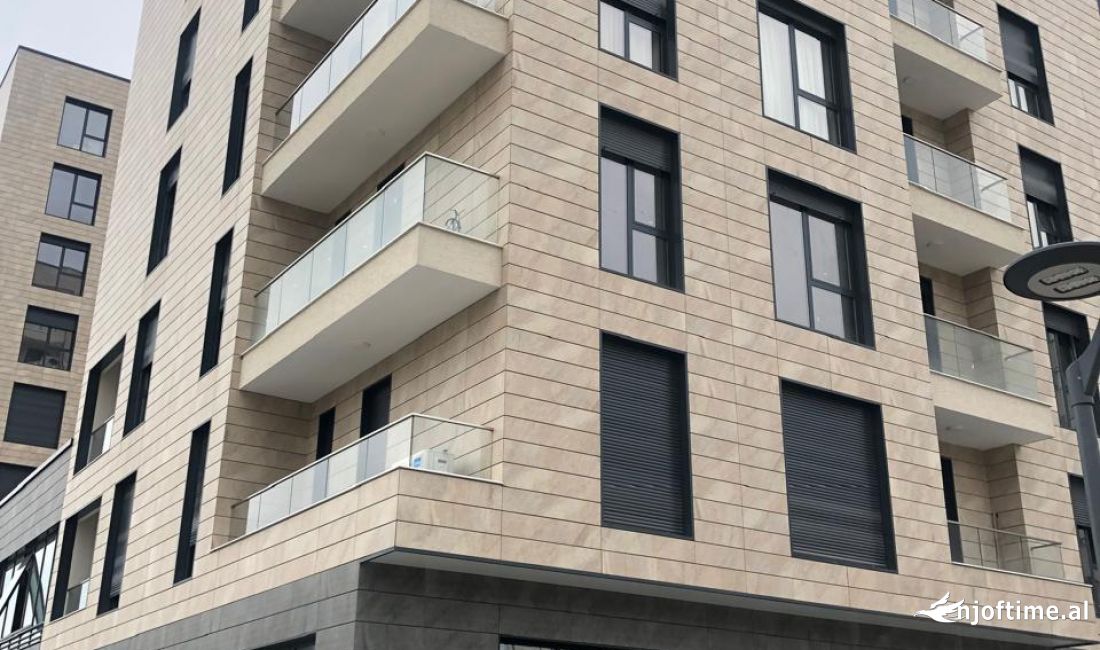 Buze rruge kryesore tek Oxhaku jepet me qera ambient komercial