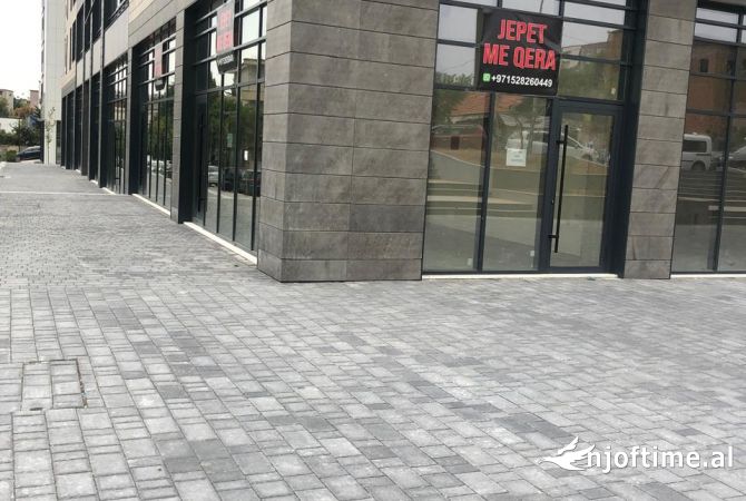 Ambiente Commerciale in Affitto 1+1 a Tirana - 1,800 Euro