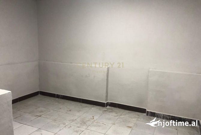 Ambiente Commerciale in Affitto 3+1 a Tirana - 500 Euro