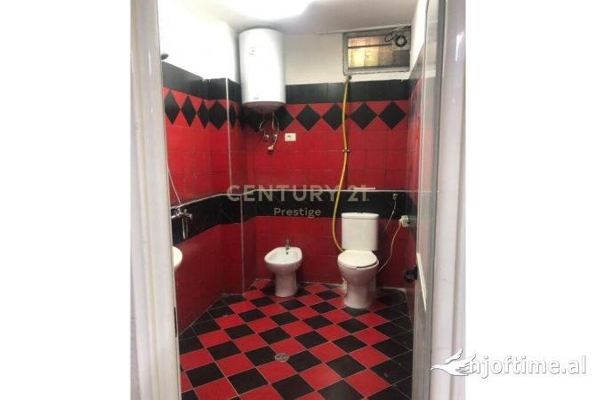 Perballe kompleksit Delijorgji jepet me qera ambient komercial