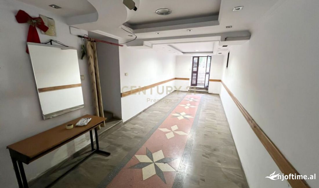 Buze rruge kryesore shitet ambient komercial prane shkolles 1 Maj 