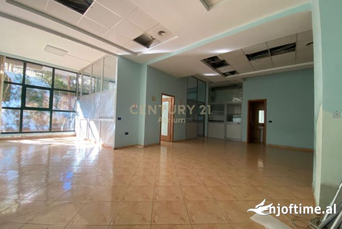 Ambiente Commerciale in Affitto 3+1 a Tirana - 5,500 Euro
