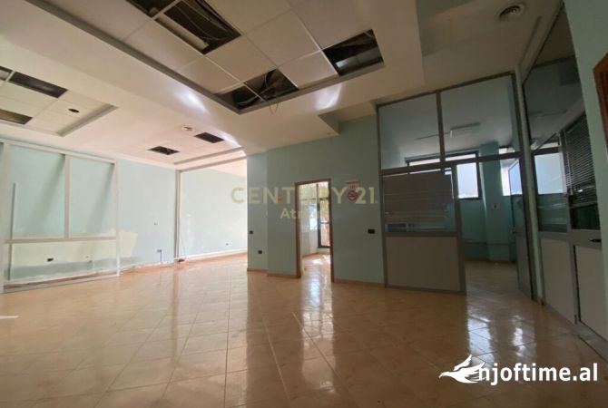 Ambiente Commerciale in Affitto 3+1 a Tirana - 5,500 Euro