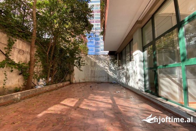 JEPET ME QIRA AMBIENT KOMERCIAL 243 M2 TEK RTSH!