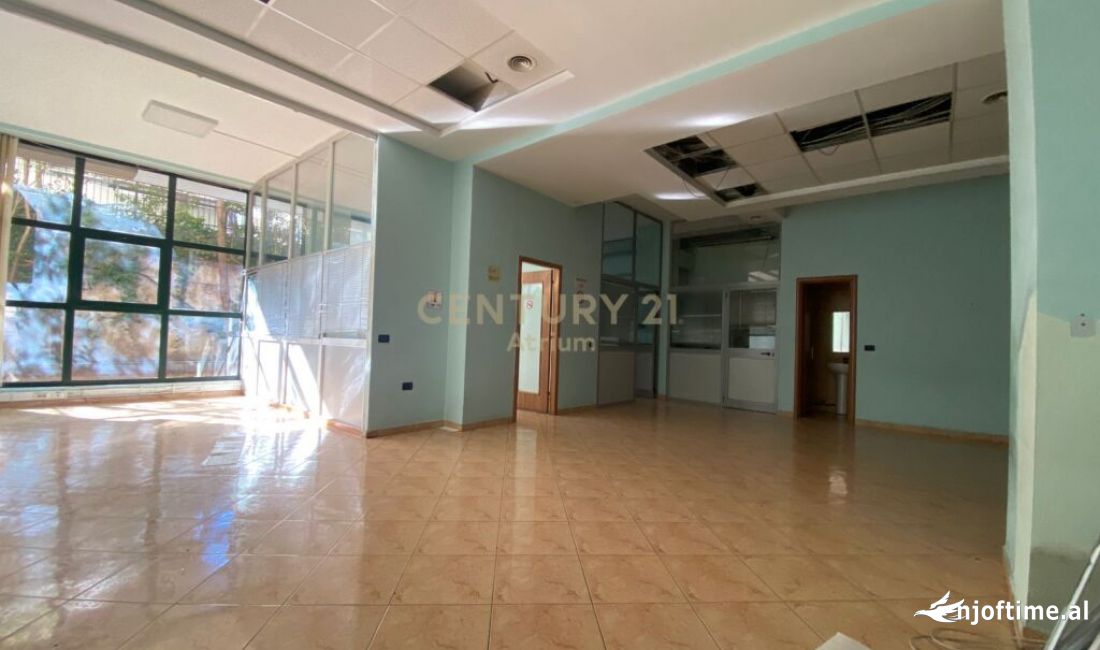JEPET ME QIRA AMBIENT KOMERCIAL 243 M2 TEK RTSH!