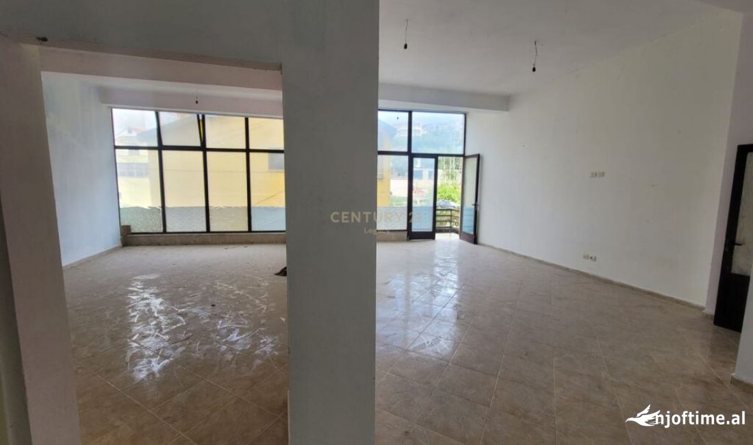 Fresku shitet ambient biznesi i pershtashem dhe per apartament 