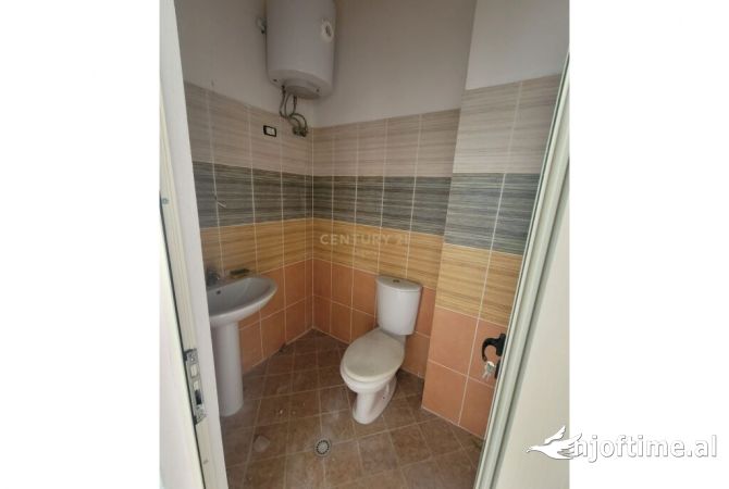 Fresku shitet ambient biznesi i pershtashem dhe per apartament 