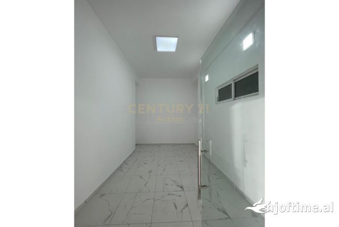 Ambiente Commerciale in Affitto 1+1 a Tirana - 750 Euro