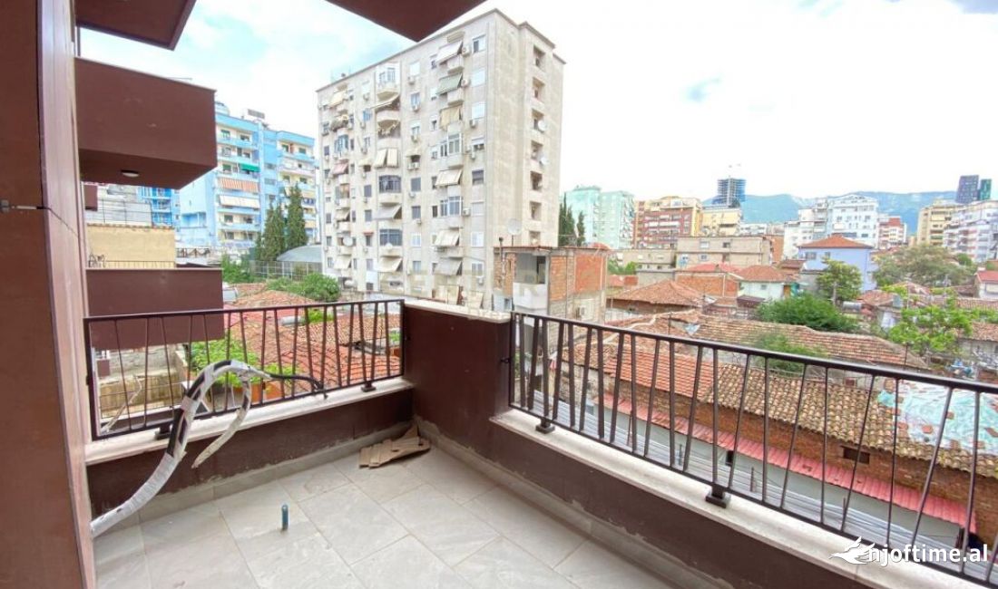 Ambient per zyra Myslym Shyri