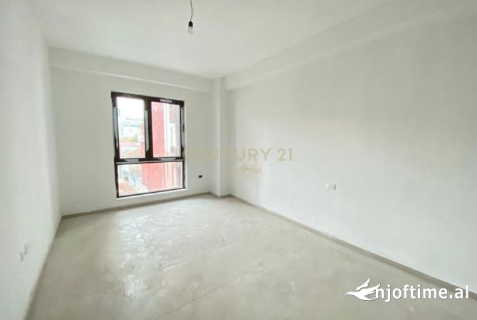 Ambiente Commerciale in Affitto 3+1 a Tirana - 800 Euro