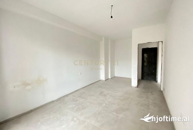 Ambient per zyra Myslym Shyri