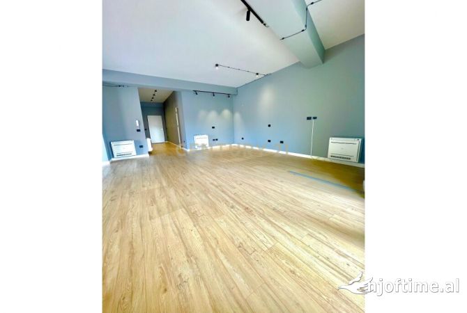 Ambiente Commerciale in Affitto 3+1 a Tirana - 2,300 Euro